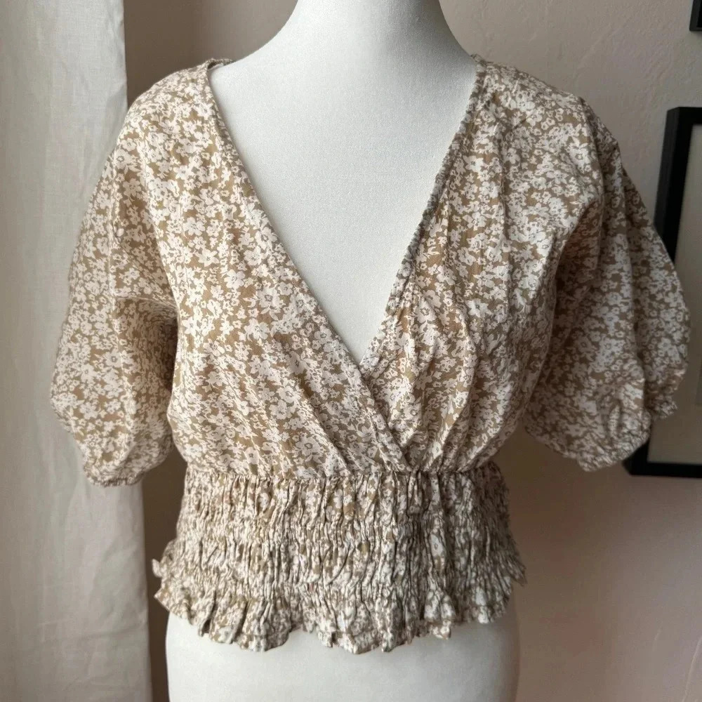 NWT Slim & Slam Size Large Ivory Taupe V Neck Short Sleeve Smocked Waist‎